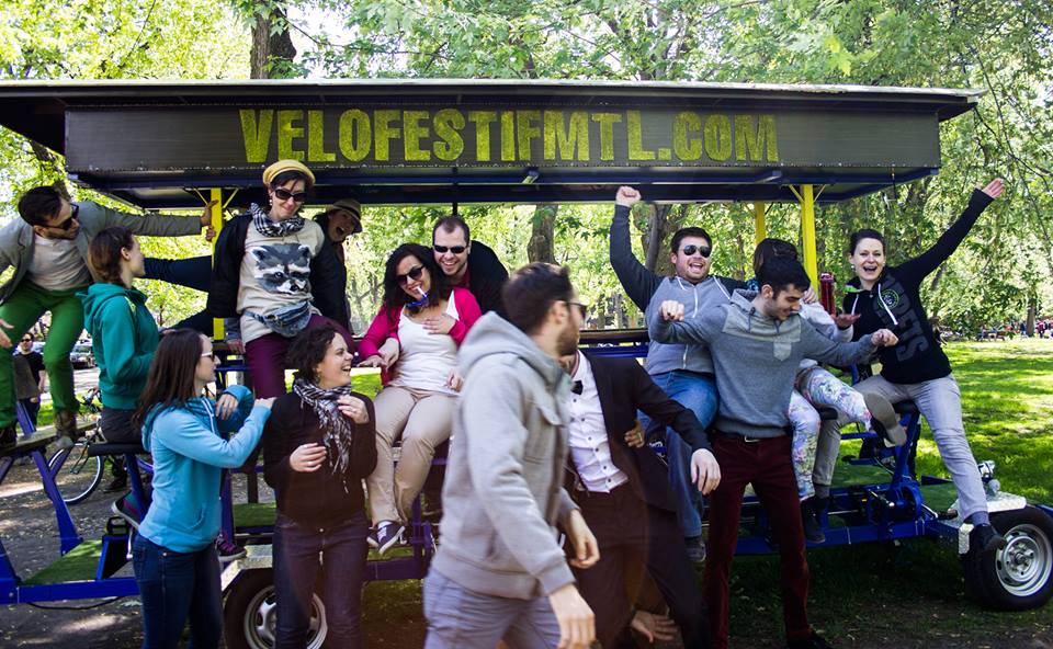 ​VéloFestifMontréal : une tournée des bars du Plateau sur un vélo géant
