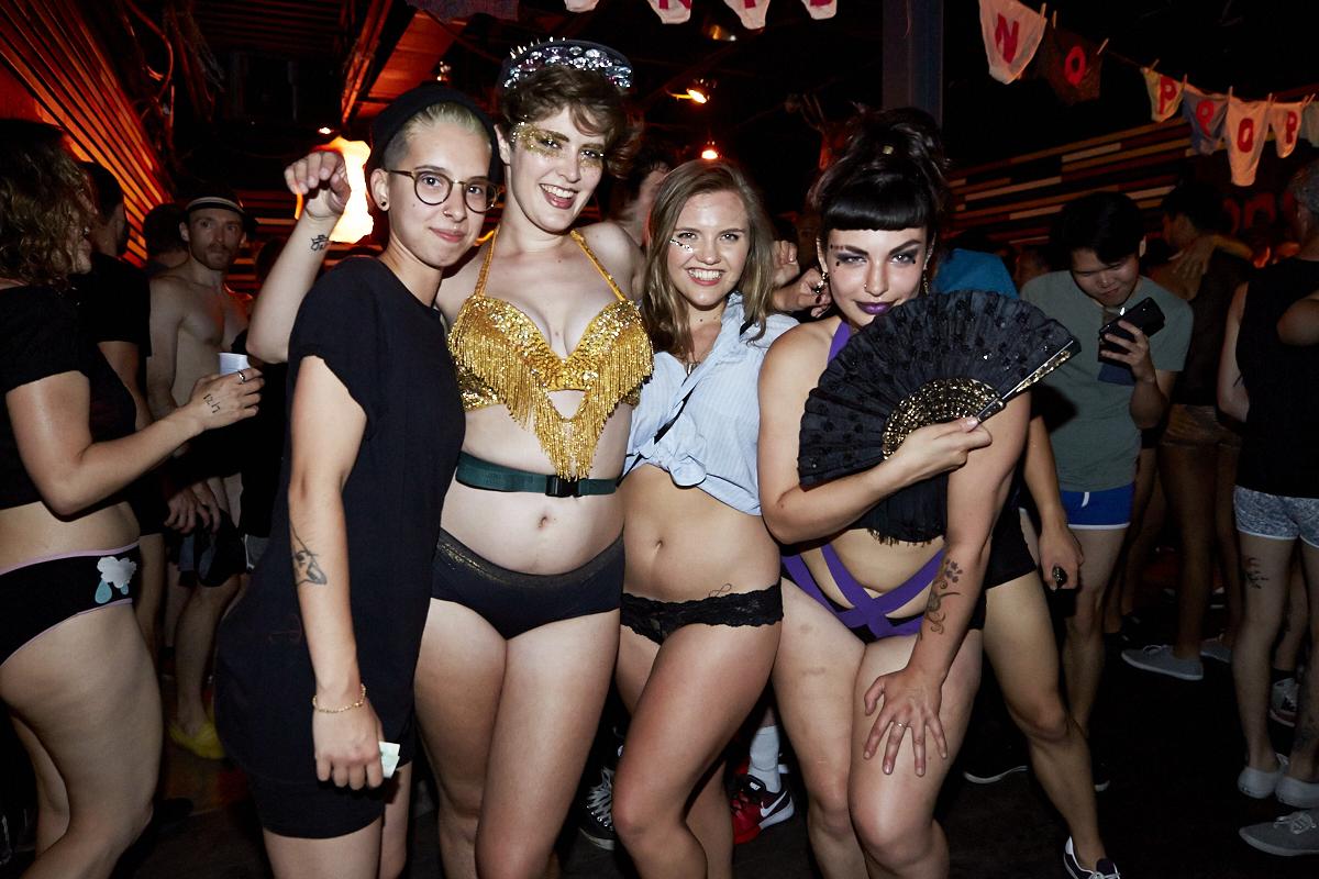 Des Montréalais en bobettes au bar le Ritz pour le party No Pants No Problem!