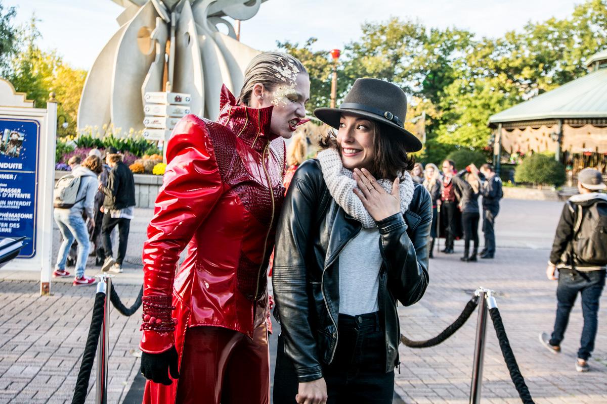 Un tapis noir qui fout la chienne pour inaugurer le mois de l'Halloween à la Ronde