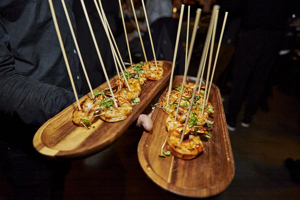 Une nouvelle application gratuite te dit où manger et boire près des stations de métro