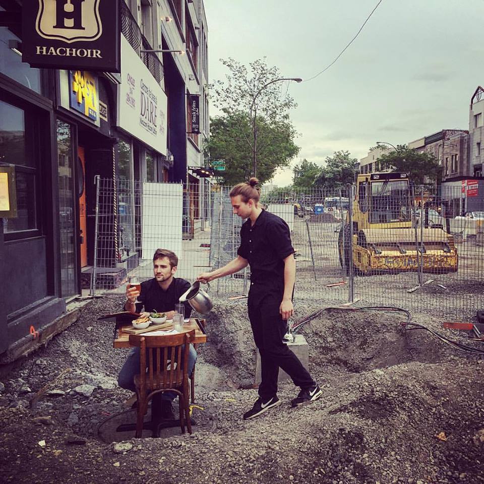 Un restaurant sur St-Denis se moque du chantier de construction interminable devant chez eux