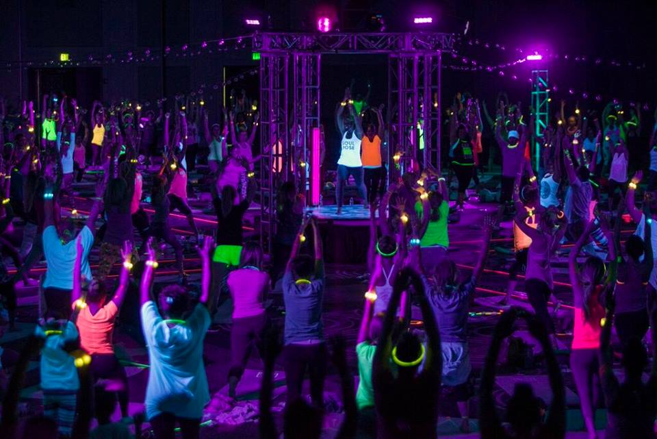 Un gros party de yoga « glow in the dark » débarque à Montréal