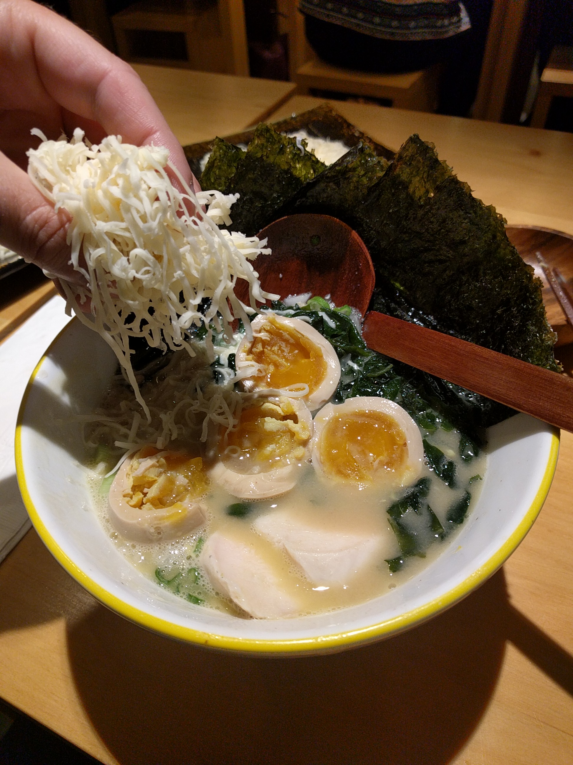 Un resto te lance le défi de manger un MÉGA bol de ramen en 15 minutes!