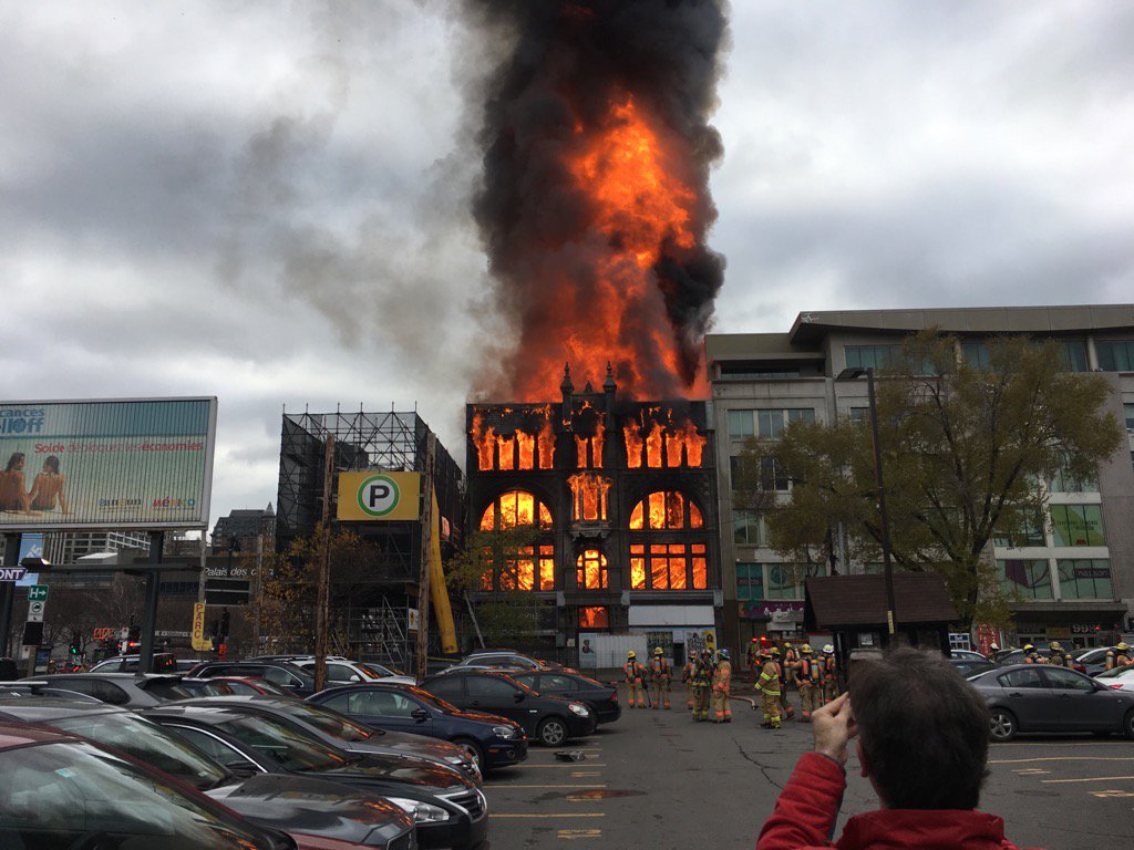 10 images saisissantes du feu qui fait actuellement rage à Montréal
