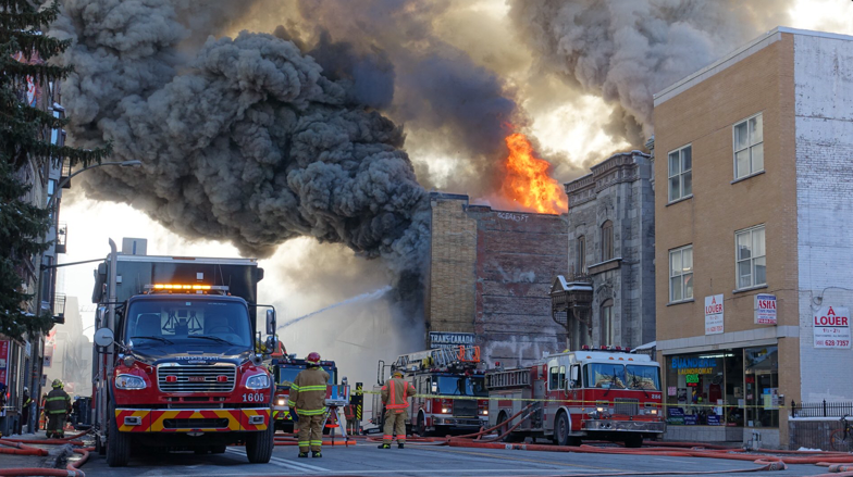 8 photos impressionnantes du feu qui fait actuellement rage sur la rue Parc