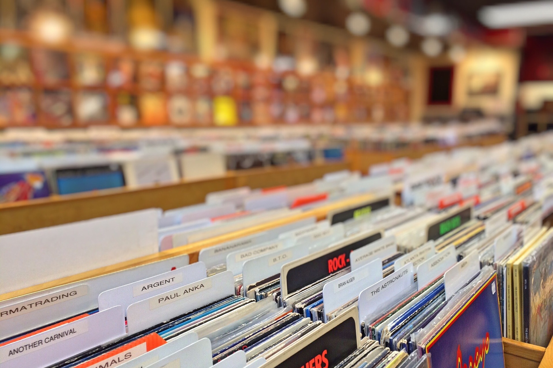Des vinyles à 1$ lors d'une MÉGA vente ce mois-ci