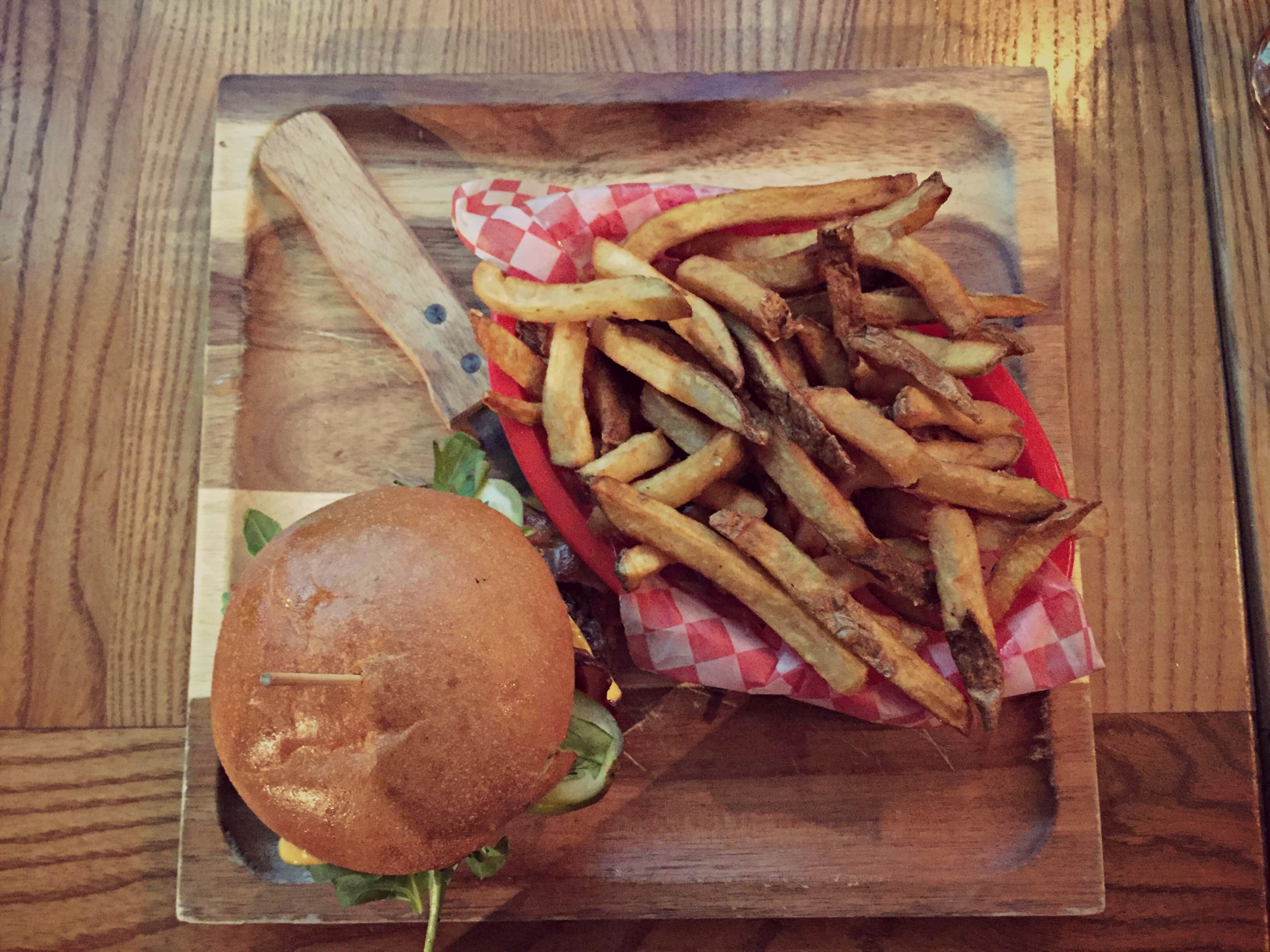 Un resto de St-Henri offre ses burgers à 50% de rabais tout le mois!