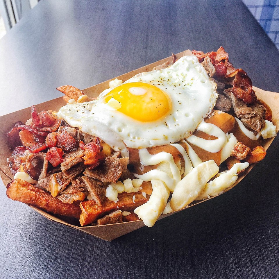 Un resto montréalais offre des POUTINES GRATUITES pour son ouverture