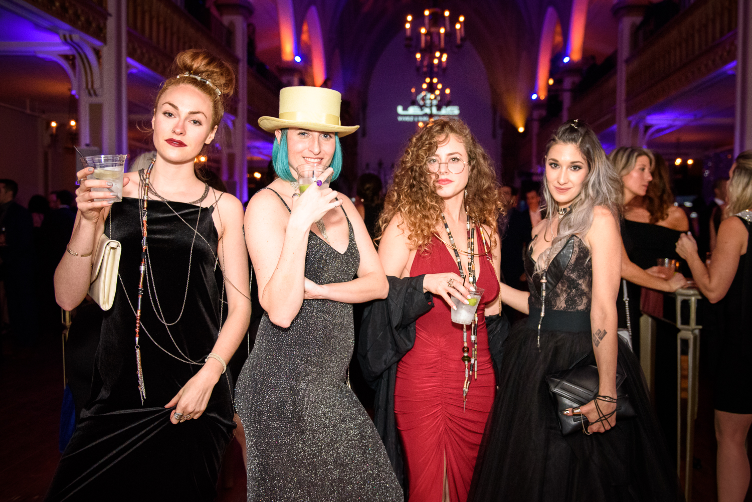 Décolletés plongeants & noeuds papillon pour le chic Bal de Sainte-Justine au Salon 1861