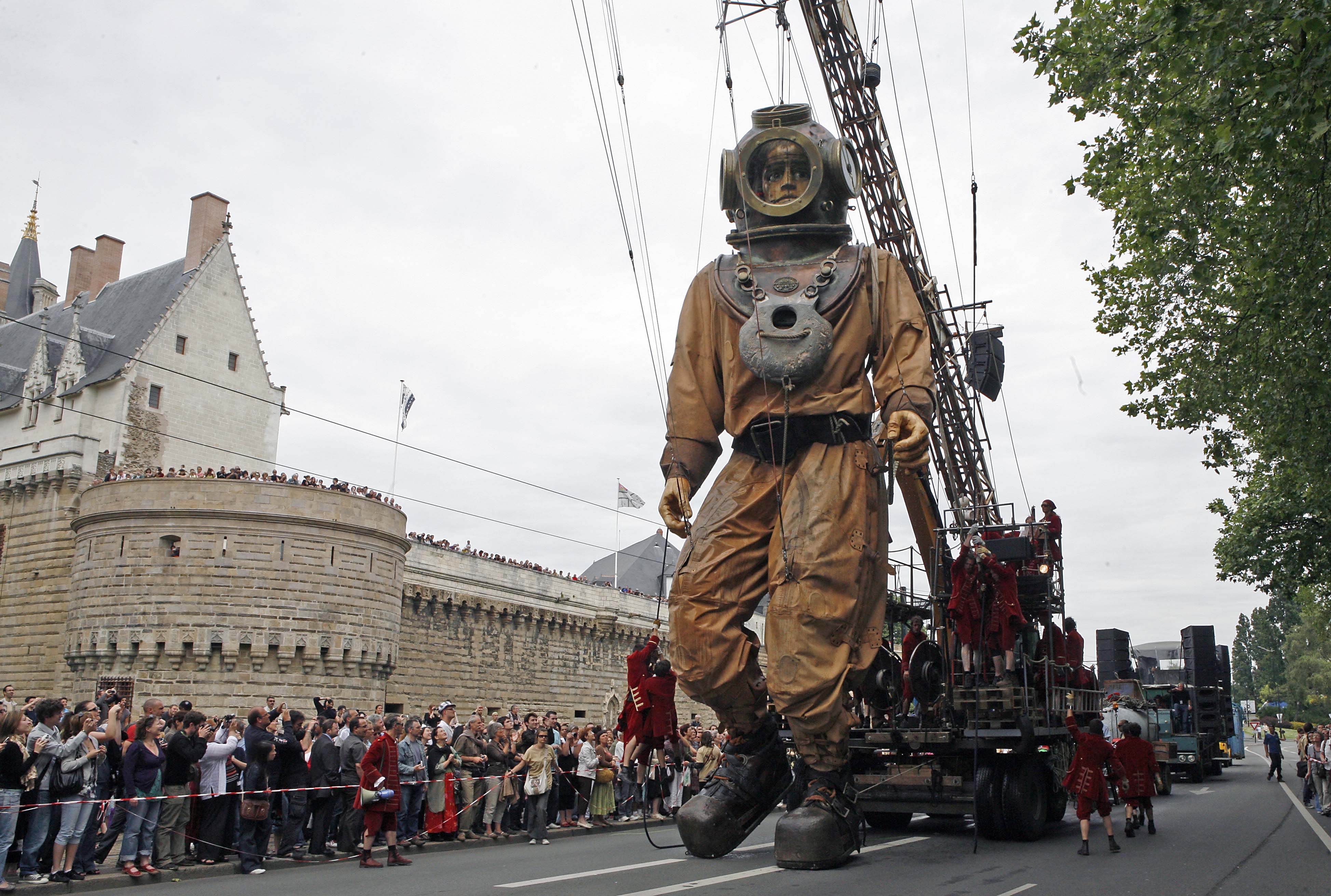 Les impressionnants Géants débarquent en ville cette semaine
