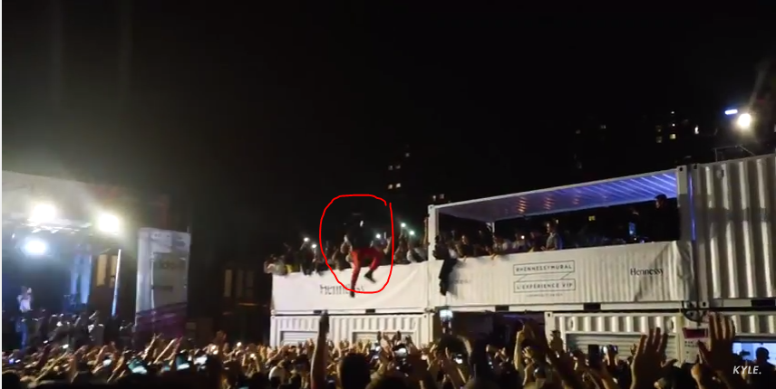 VIDÉO: le rappeur Jazz Cartier saute dans la foule au festival MURAL