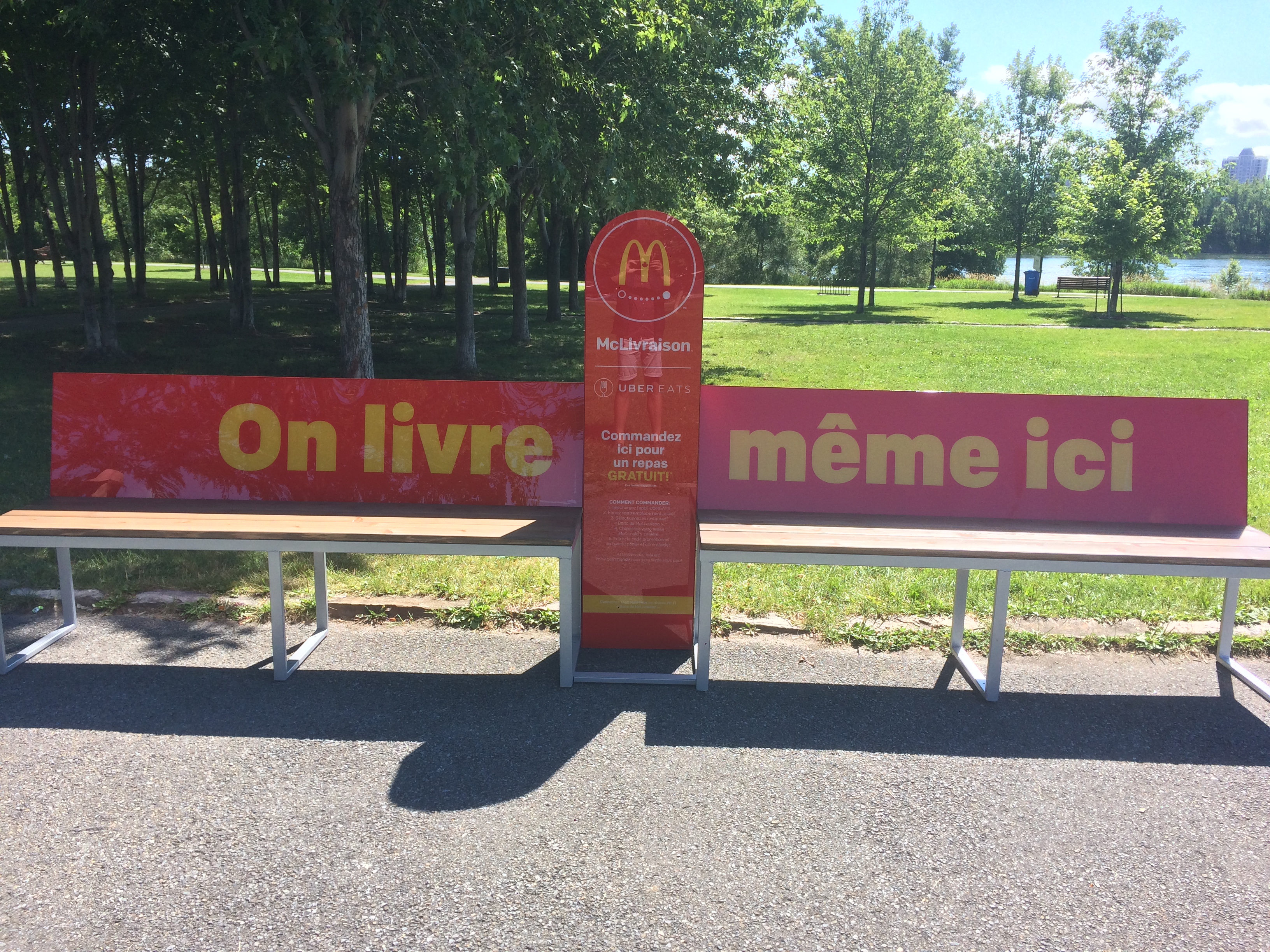Si tu trouves ce banc à Montréal, tu auras du McDo gratuit et peut-être des McVêtements