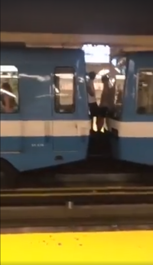 Deux gars font les jackass entre les wagons d'un métro qui roule (VIDÉO)