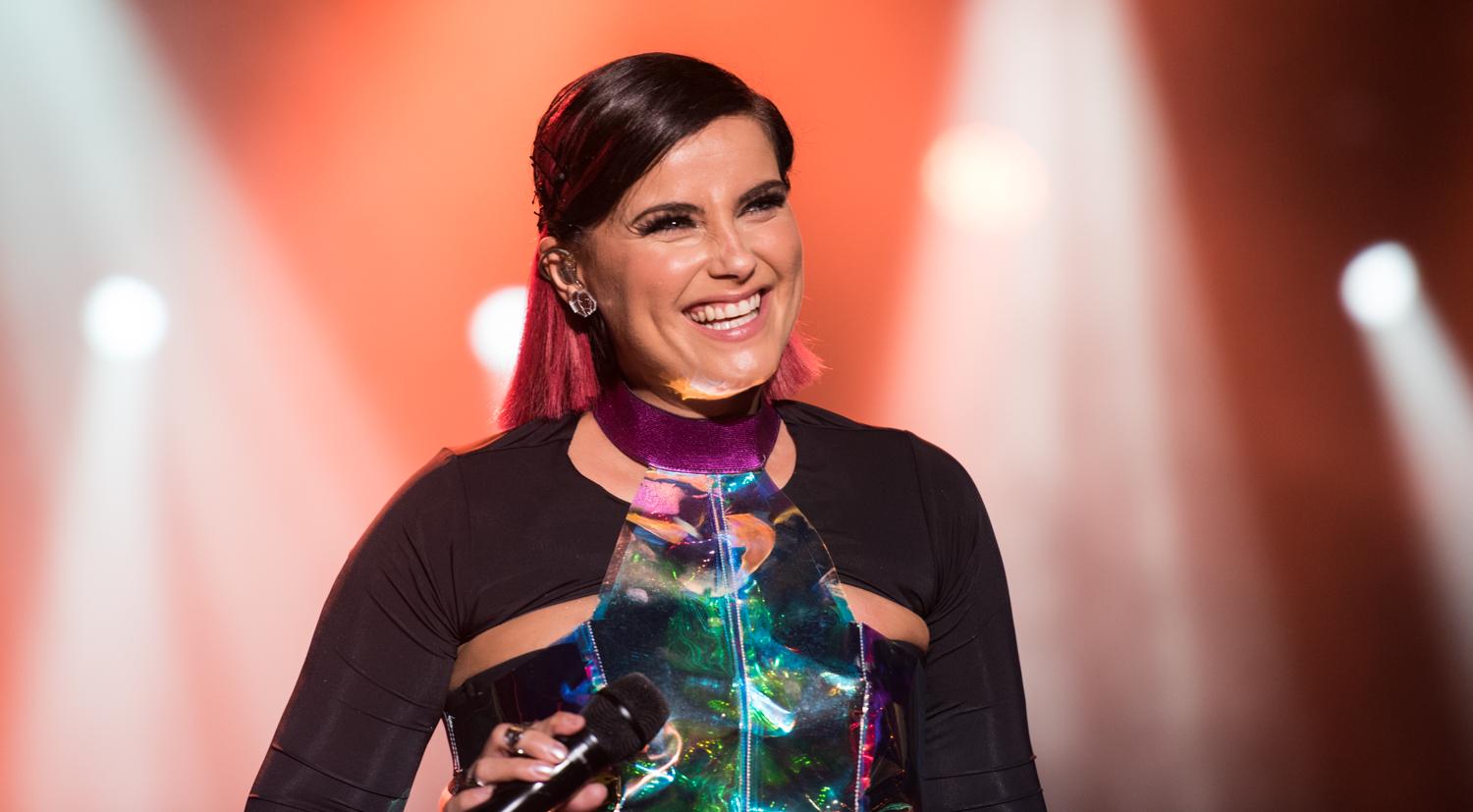 Nelly Furtado offre un concert haut en couleur à FIERTÉ MTL (PHOTOS)