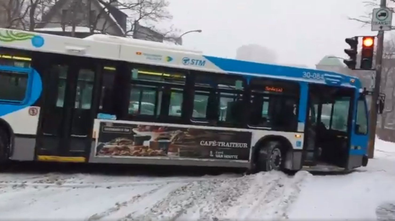 Un autobus vide laissé en plein milieu de la rue pendant la tempête (VIDÉO)