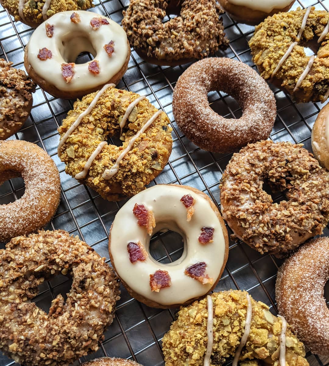 Un populaire café montréalais offre des beignes gratuits ce mois-ci