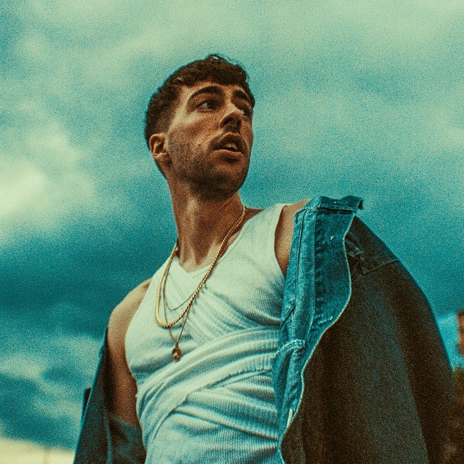 Yes McCan sort le clip d’une nouvelle toune que tu auras dans la tête toute la journée!