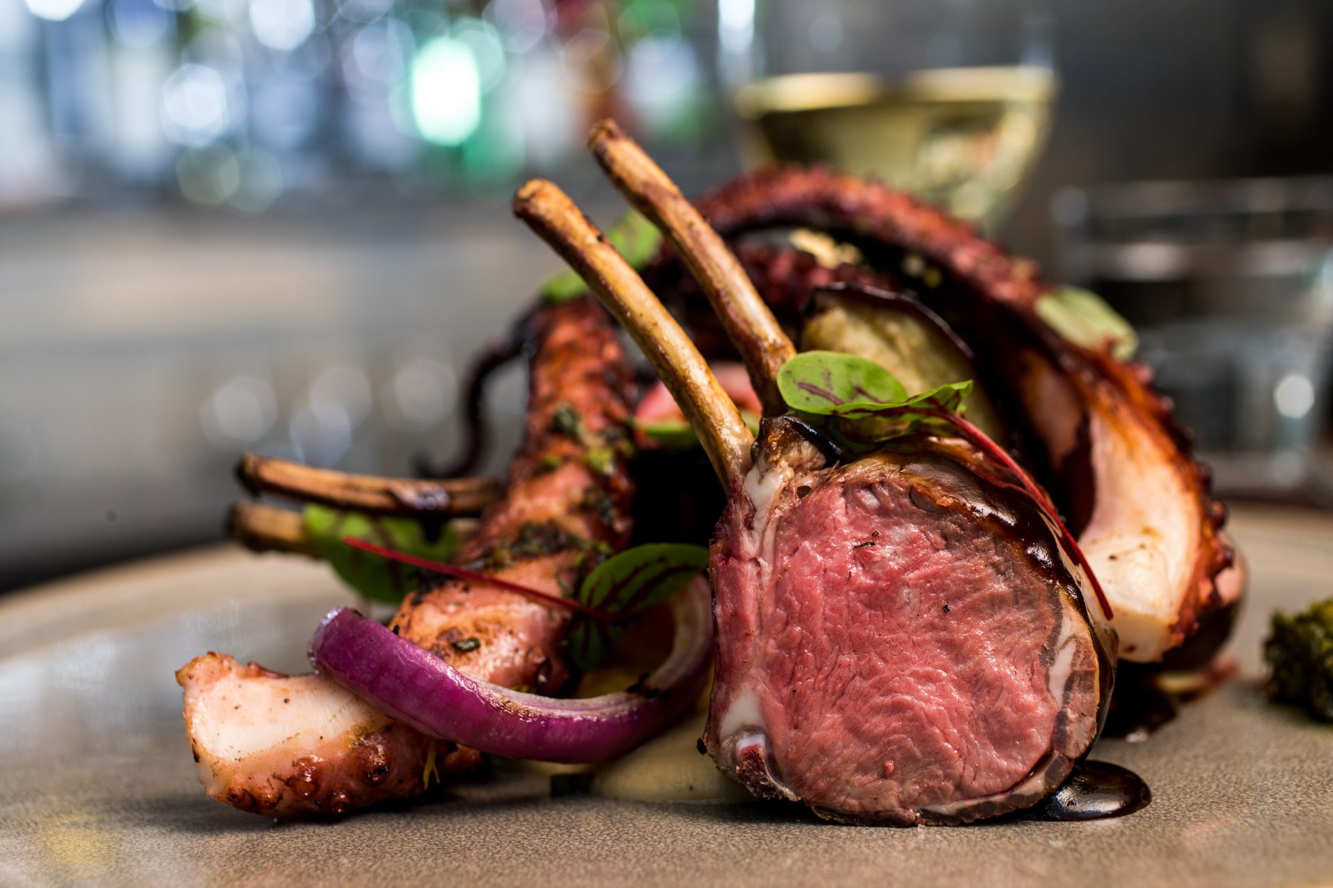 Ce resto du Centre-Ville est le lieu parfait pour bien manger et faire la fête jusqu’aux petites heures!