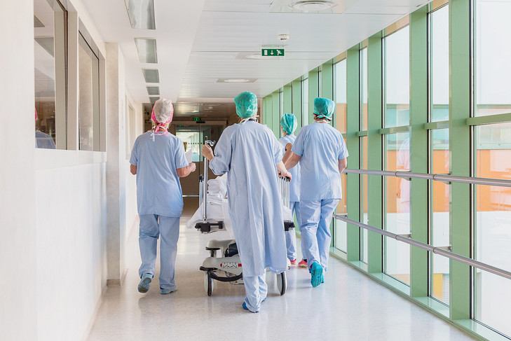 COVID-19 : Moins d'hospitalisations que prévu au Québec, mais il faut rester prudent!