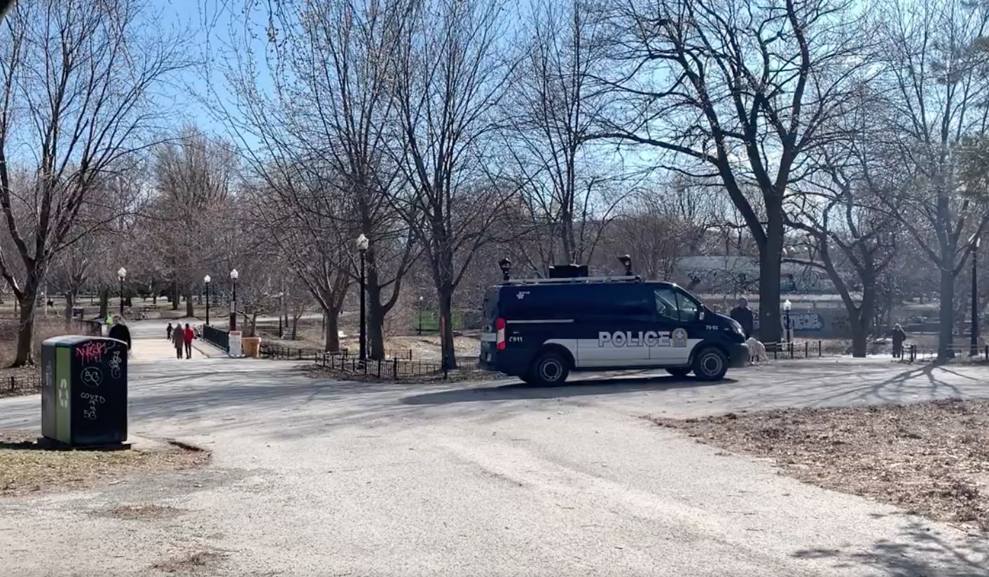COVID-19: Des camions à haut-parleurs diffusent des messages de la SPVM dans les parcs!