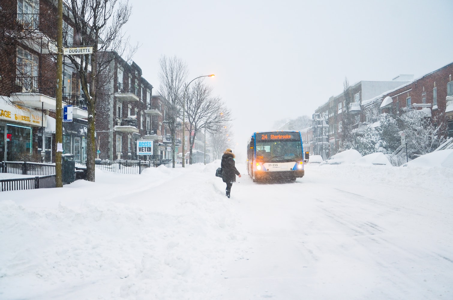Alerte tempête: Certaines régions du Québec recevront jusqu&#039;à 40 cm de neige avec des rafales de 90 km/h dès ce week-end!