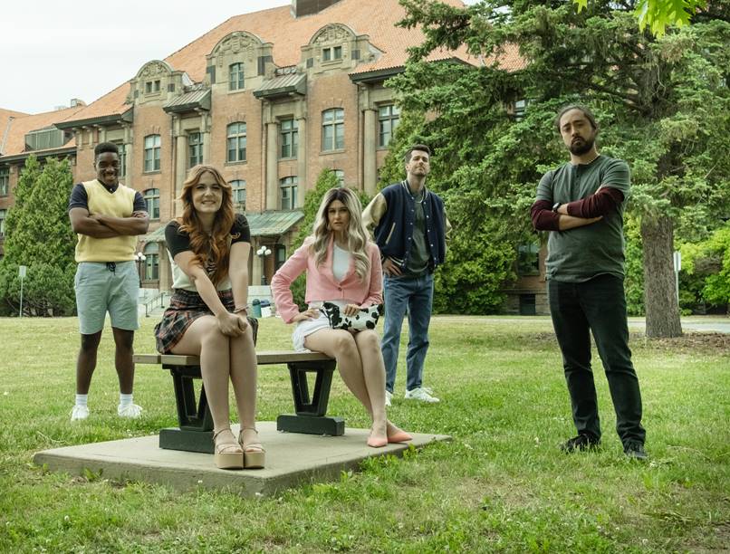 Voici enfin la distribution et un premier aperçu de la comédie parodique « Complètement lycée »!