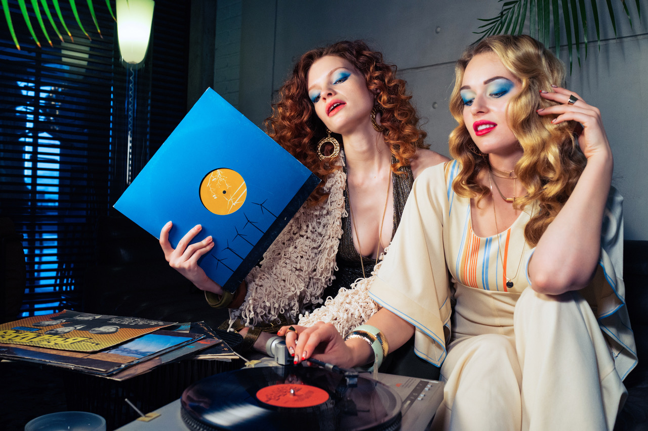 Lookbook totalement glamour pour les amateurs de mode des années 70