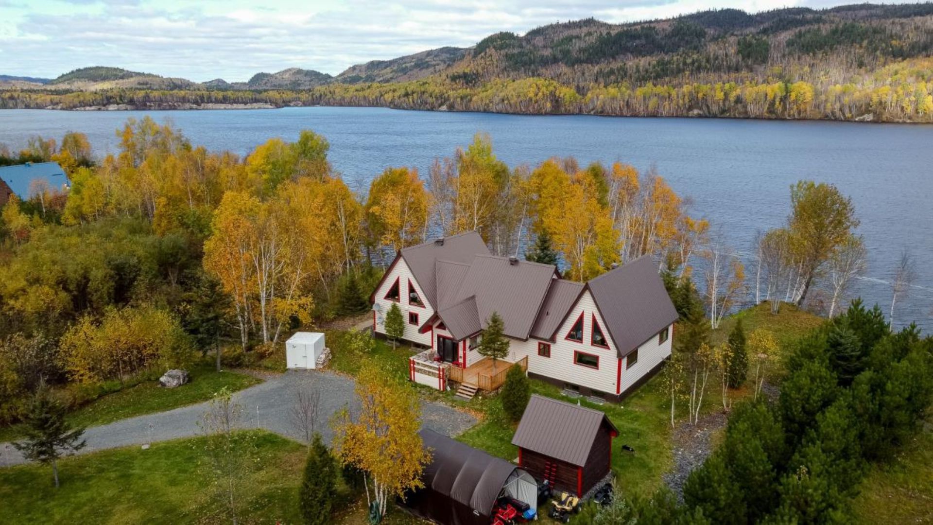 Ce chalet époustouflant pourrait être à vous (pour 795 000$)