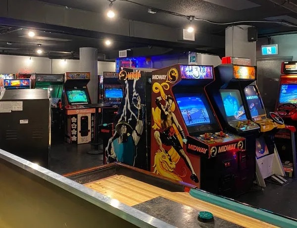 Pin Up Arcade Bar: Un havre nostalgique pour les joueurs rétro et les connaisseurs de la culture pin-up