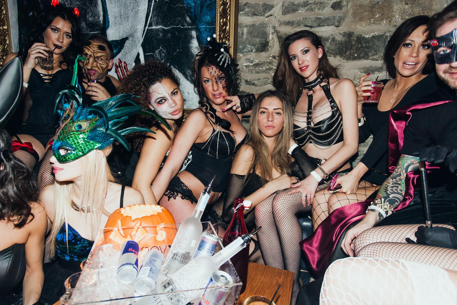 Une soirée d'Halloween avec costumes sexy, gros frenches et quelques