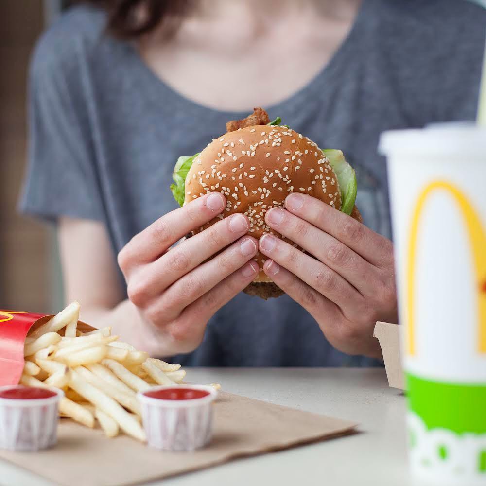 Mcdo Offre Le Cheeseburger Gratuit Aujourd Hui Seulement Nightlife