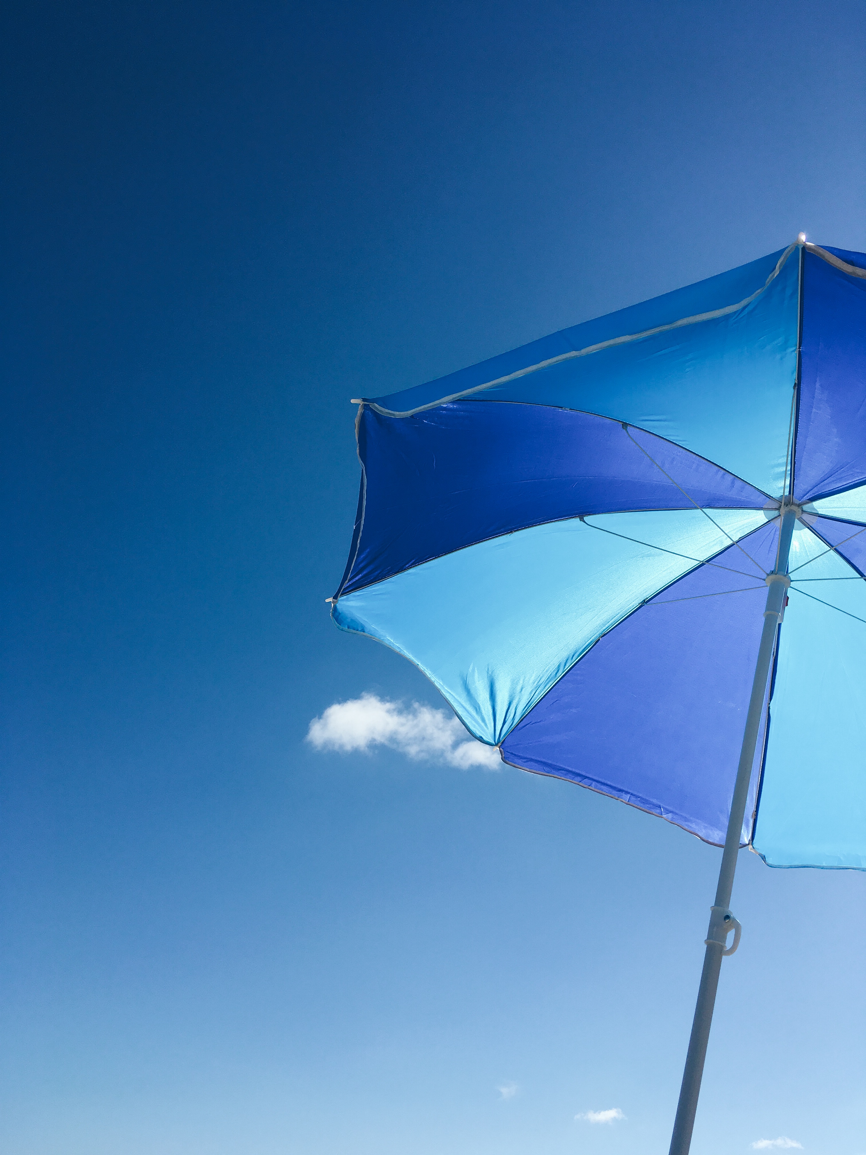 Зонтик небо. Зонтик. Зонт синий. Зонтик голубой. Зонт от солнца.