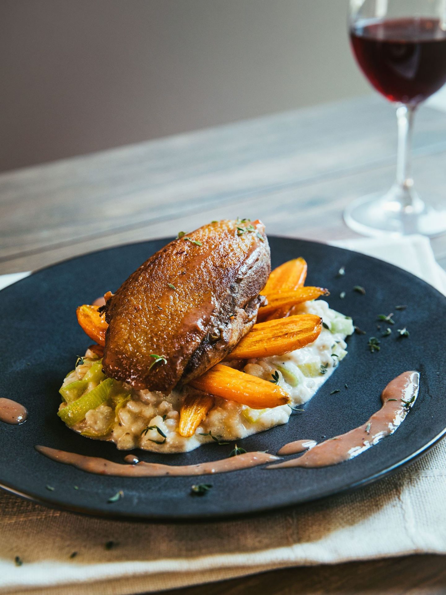 Poitrine de canard laquée, sauce aux prunes sauvages et très vieux vinaigre de cidre de la Vinaigrerie Gingras