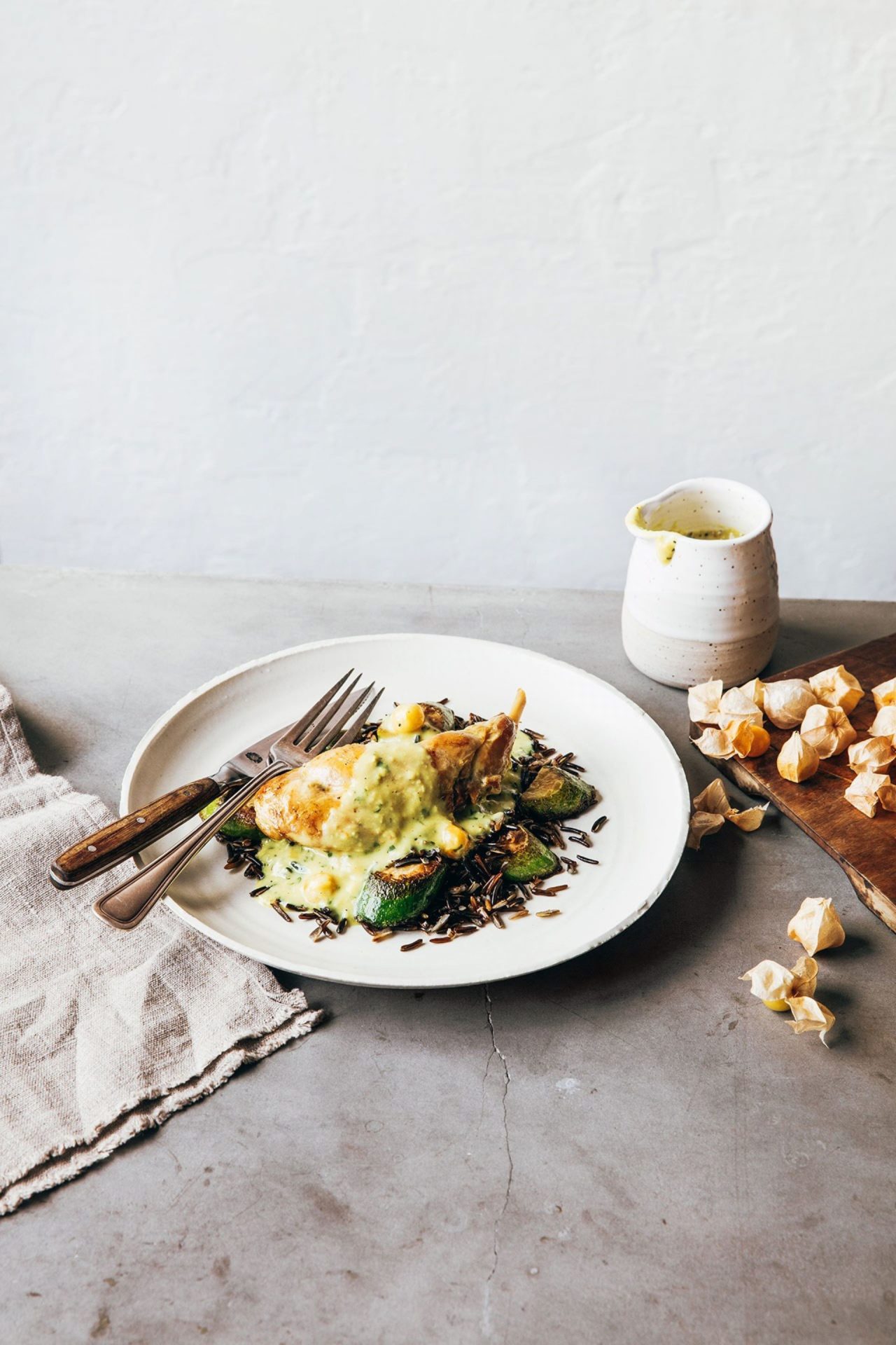 Cuisse de lapin braisée au cari, cerises de terre et lait de coco