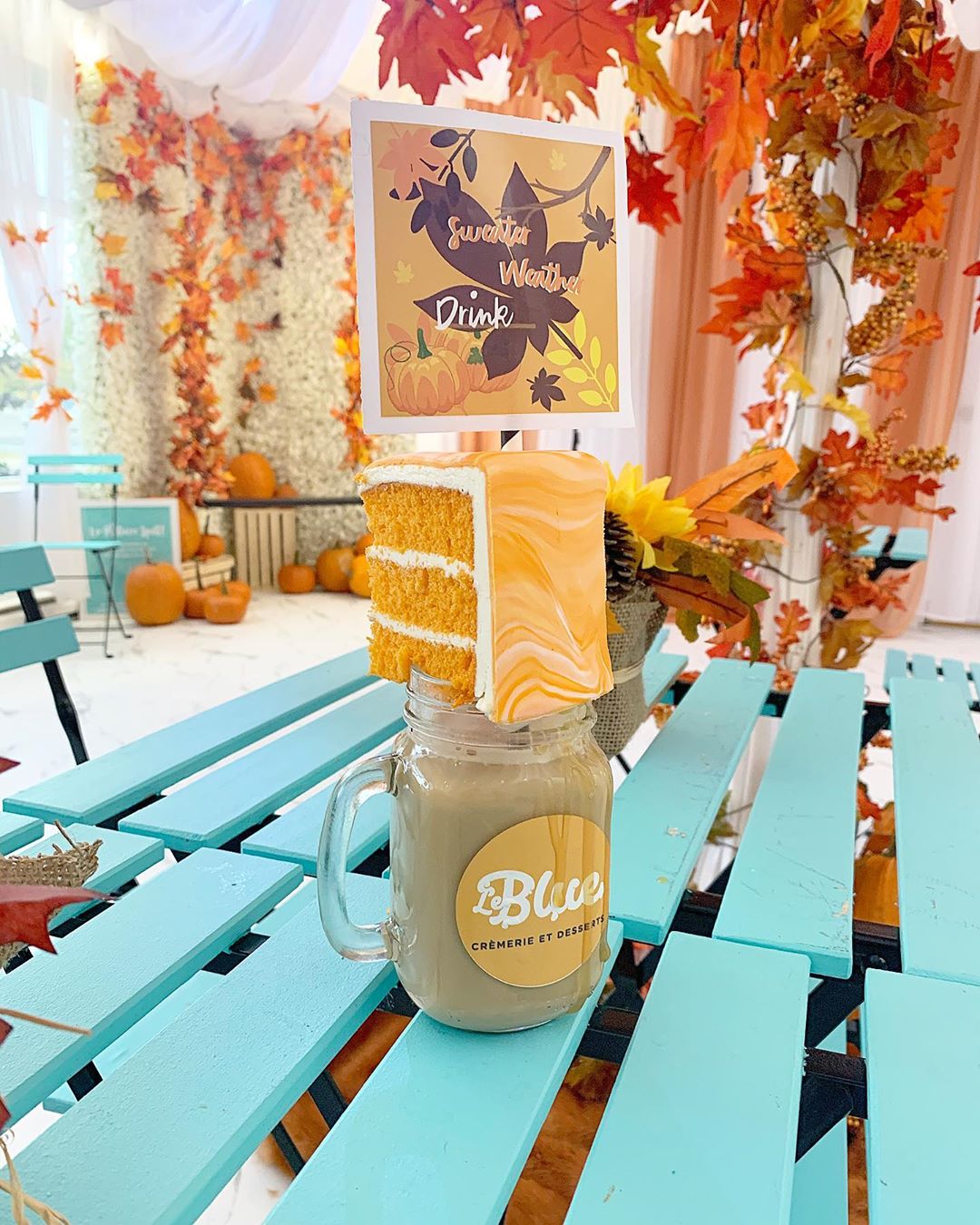 Café latté au caramel recouvert de leur gâteau complétement orange