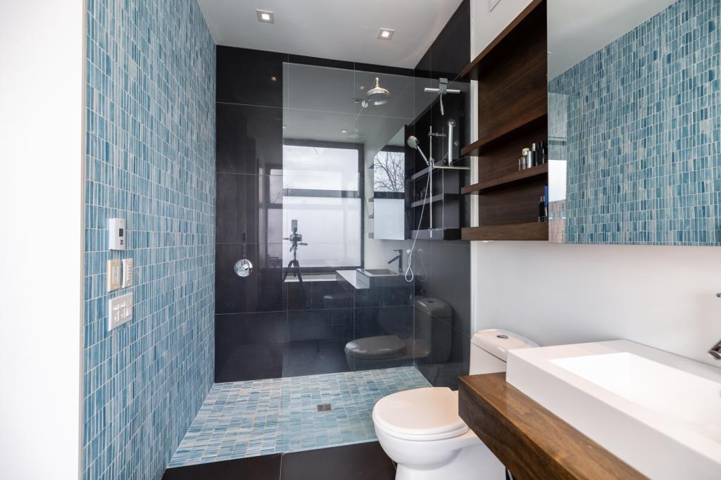 Salle de bains attenante à la chambre principale