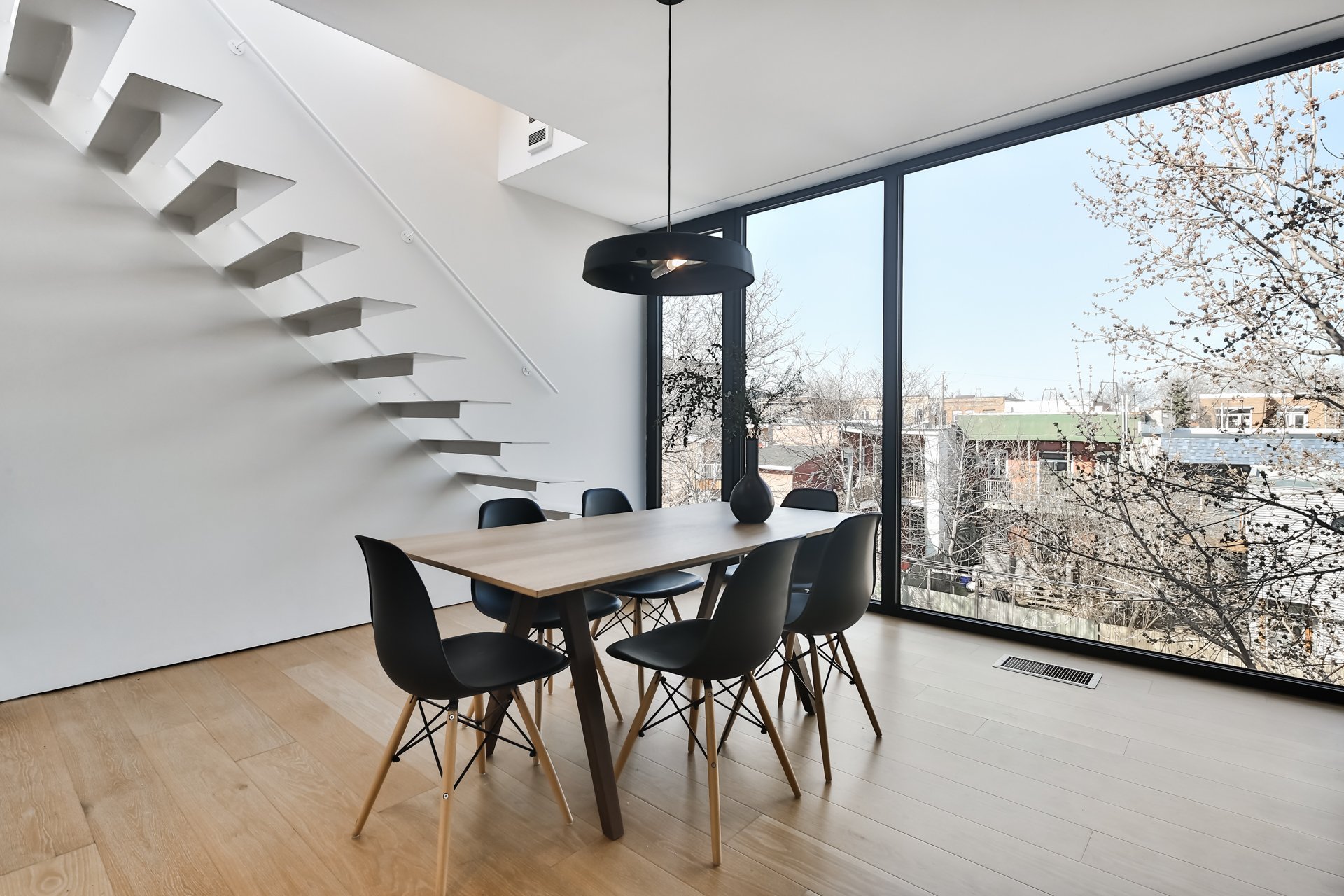 Salle à manger et escaliers