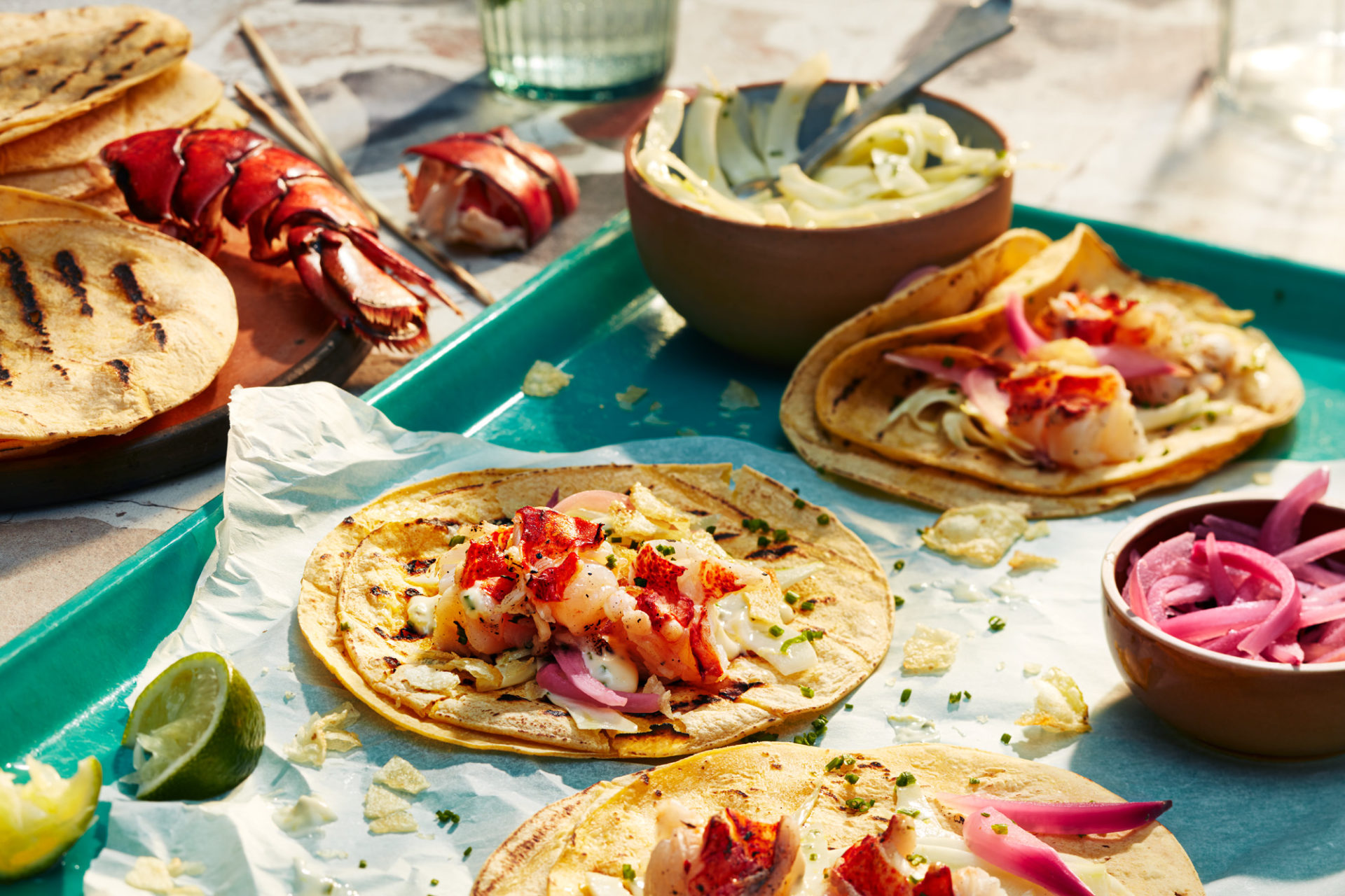 Tacos de homard avec salade de fenouil et croustilles concassées