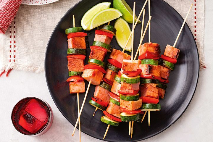 Brochettes de jambon et légumes et salade de riz à l'indienne