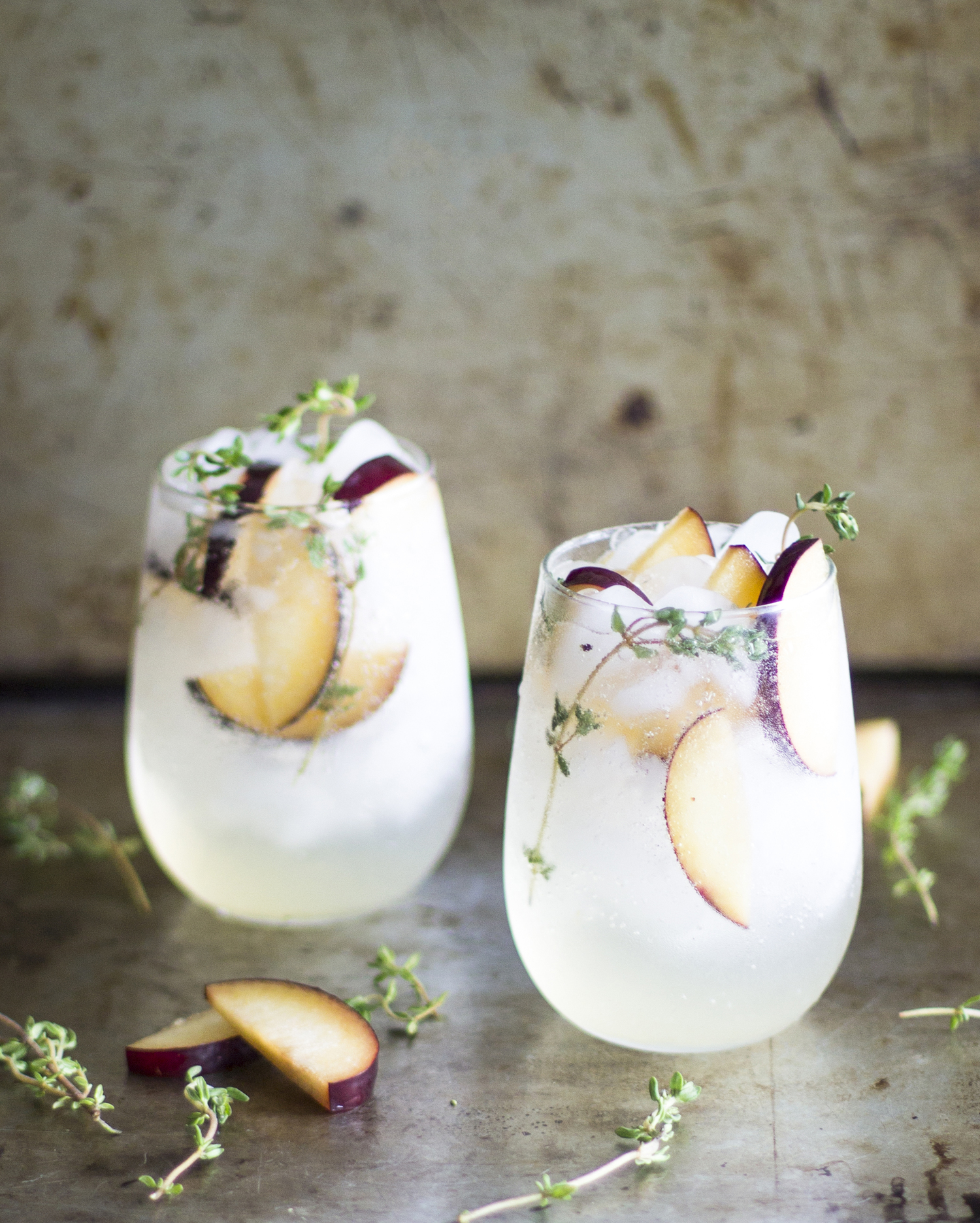 Cocktail de Prosecco aux prunes et au thym