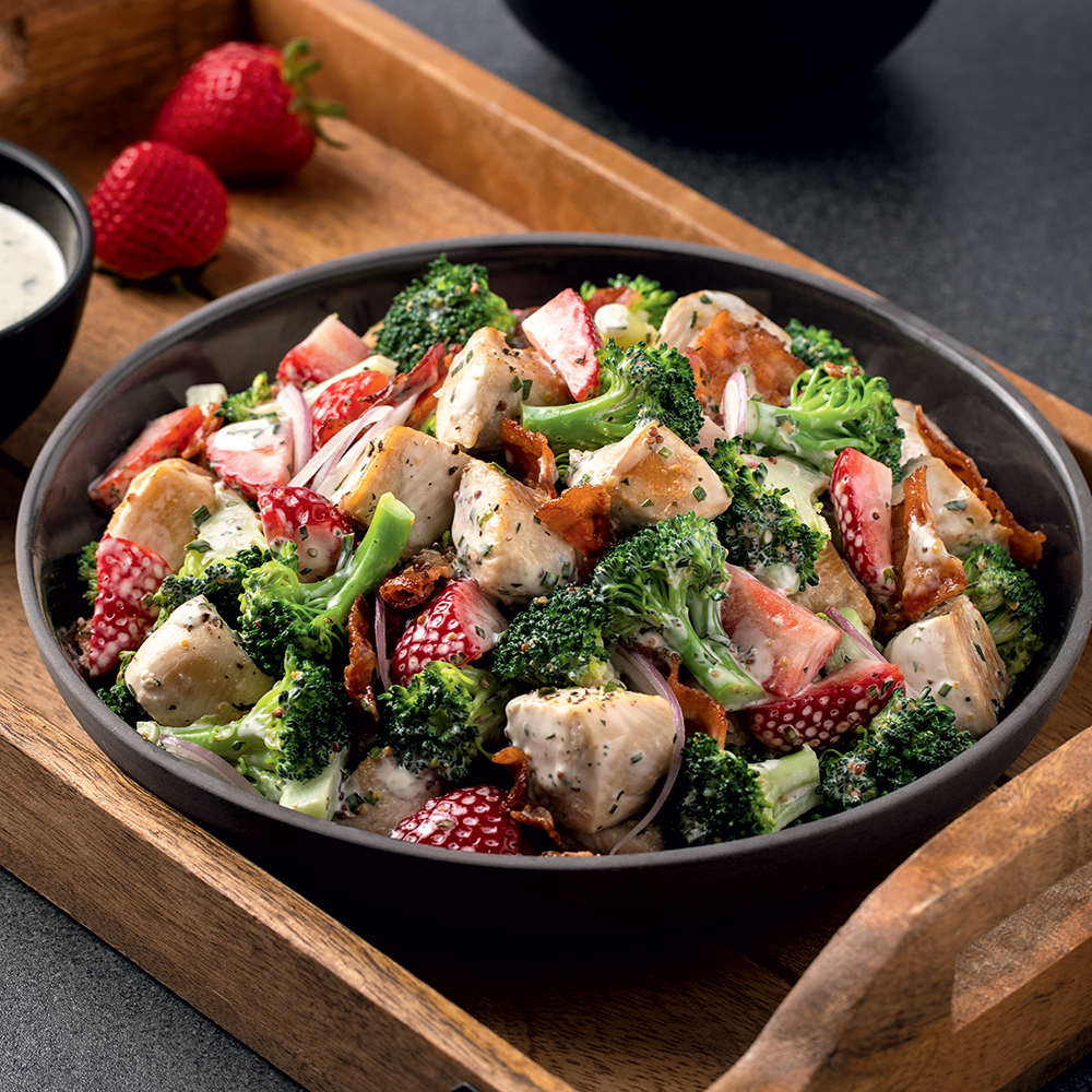 Salade-repas crémeuse au poulet, fraises et brocoli
