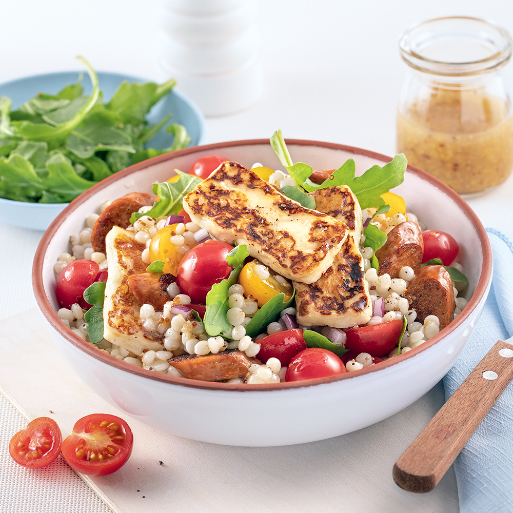 Salade tiède de couscous, merguez et halloumi