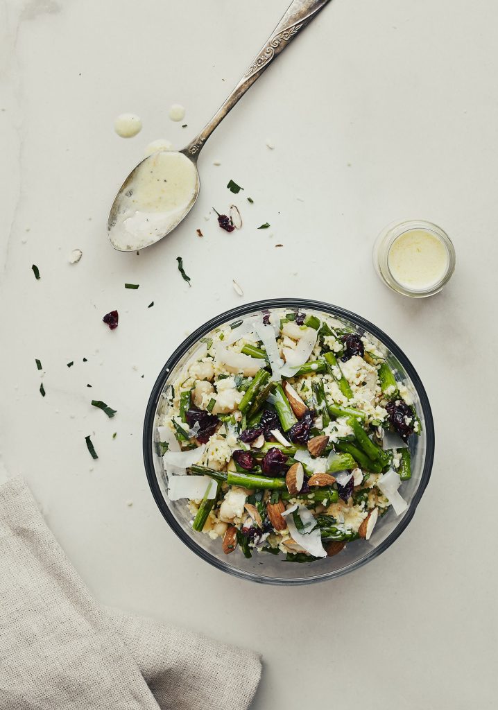 Salade de couscous, asperges et haricots blancs avec vinaigrette à l'orange