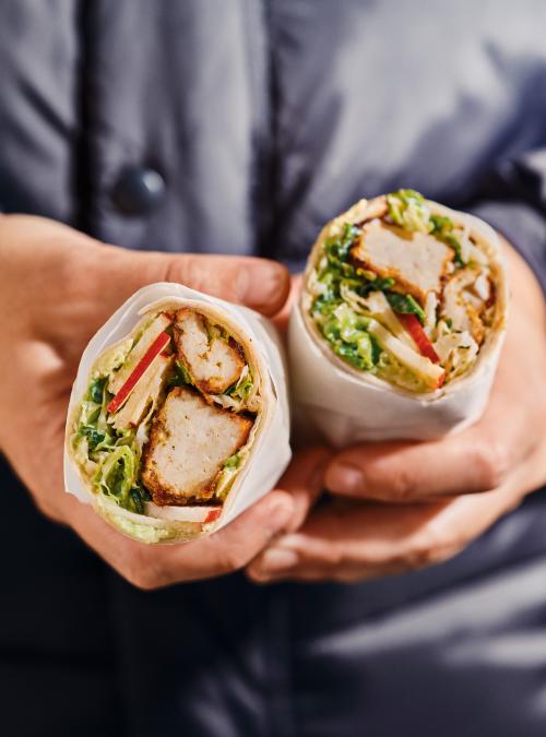 Wraps de tofu au cari, aux avocats et à la salade de chou et de pomme