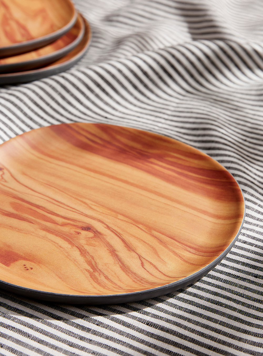 Les moyennes assiettes intérieur effet bois