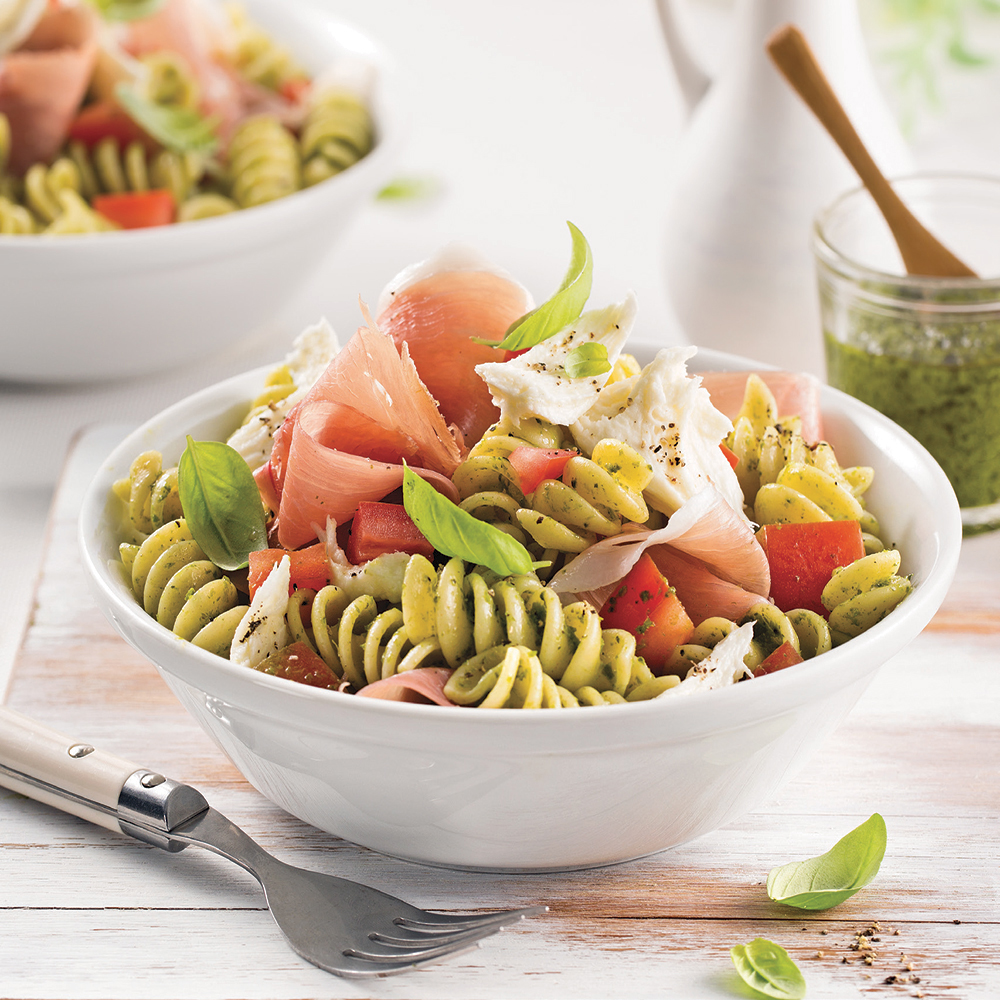 Salade de rotinis au pesto, tomates et prosciutto
