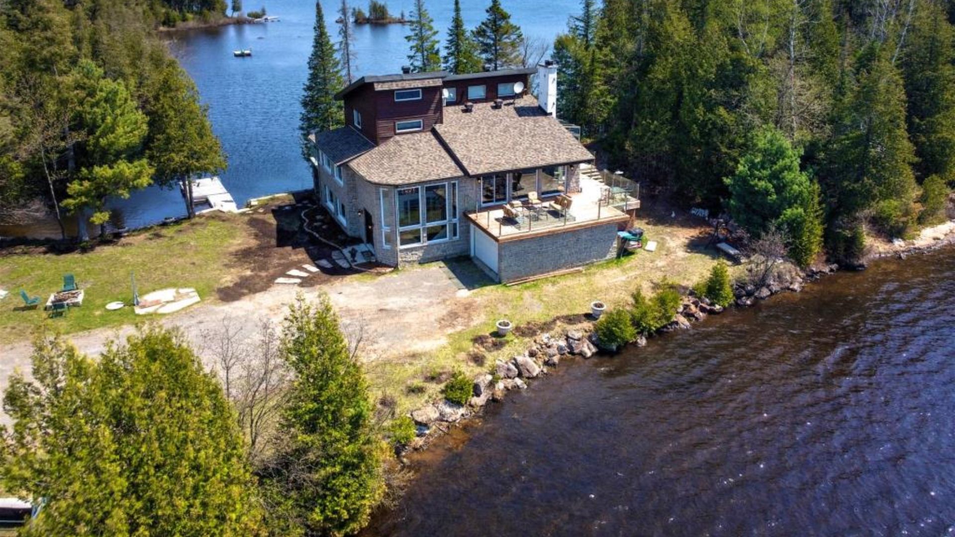 La maison entourée de son lac