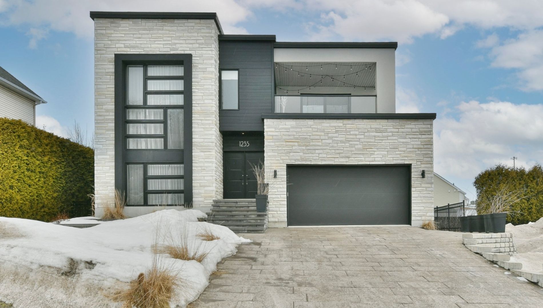 Cette élégante et luxueuse maison de Terrebonne est à vendre (pour 1.2M$)!