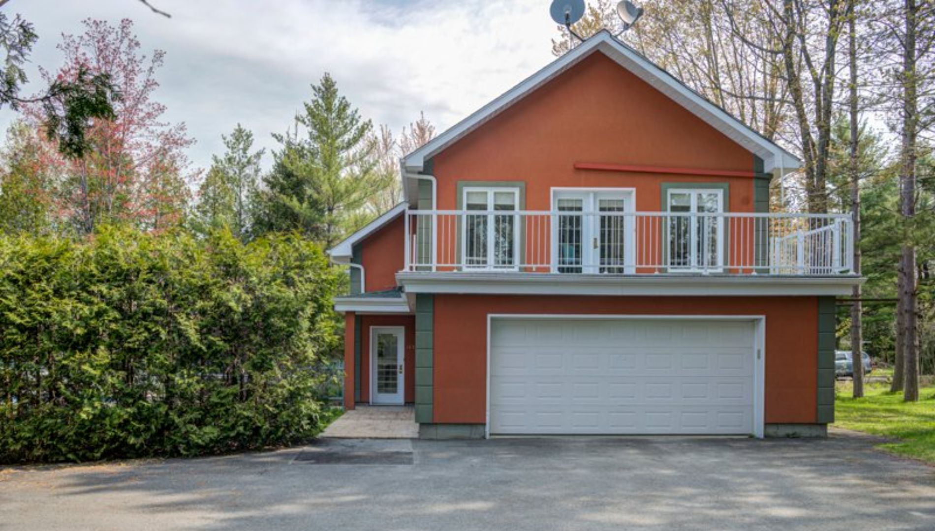 Une maison de rêve à vendre sur le bord de l'eau!