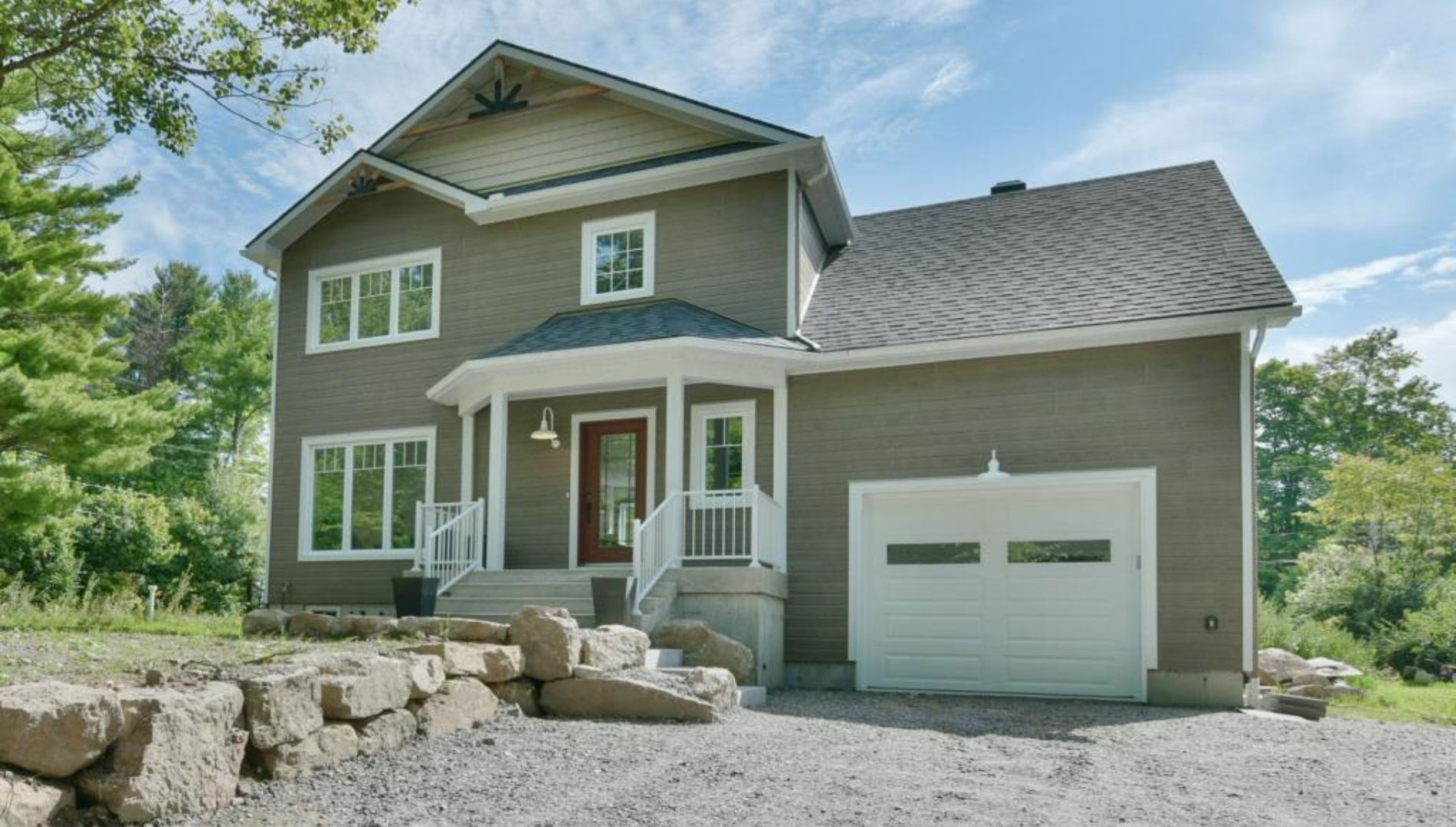 Une grande maison neuve à vendre à Sainte-Sophie pour 574 900$!